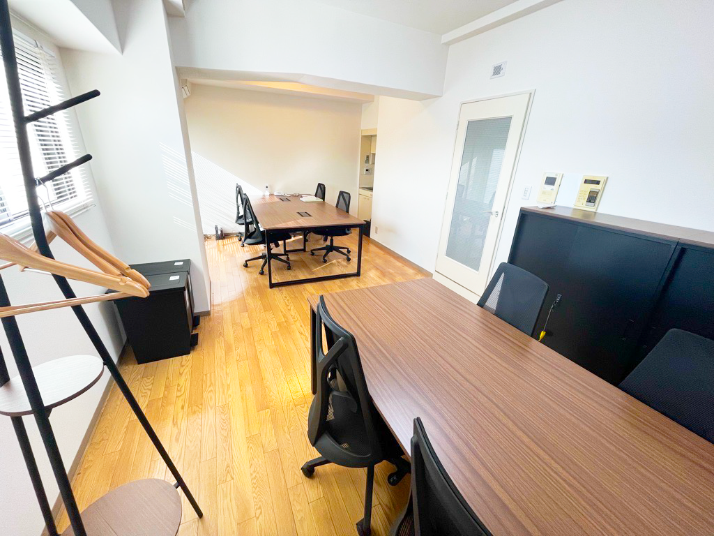 BLISS京都店の打ち合わせスペース。無垢調フローリングと白壁のシンプルな店内