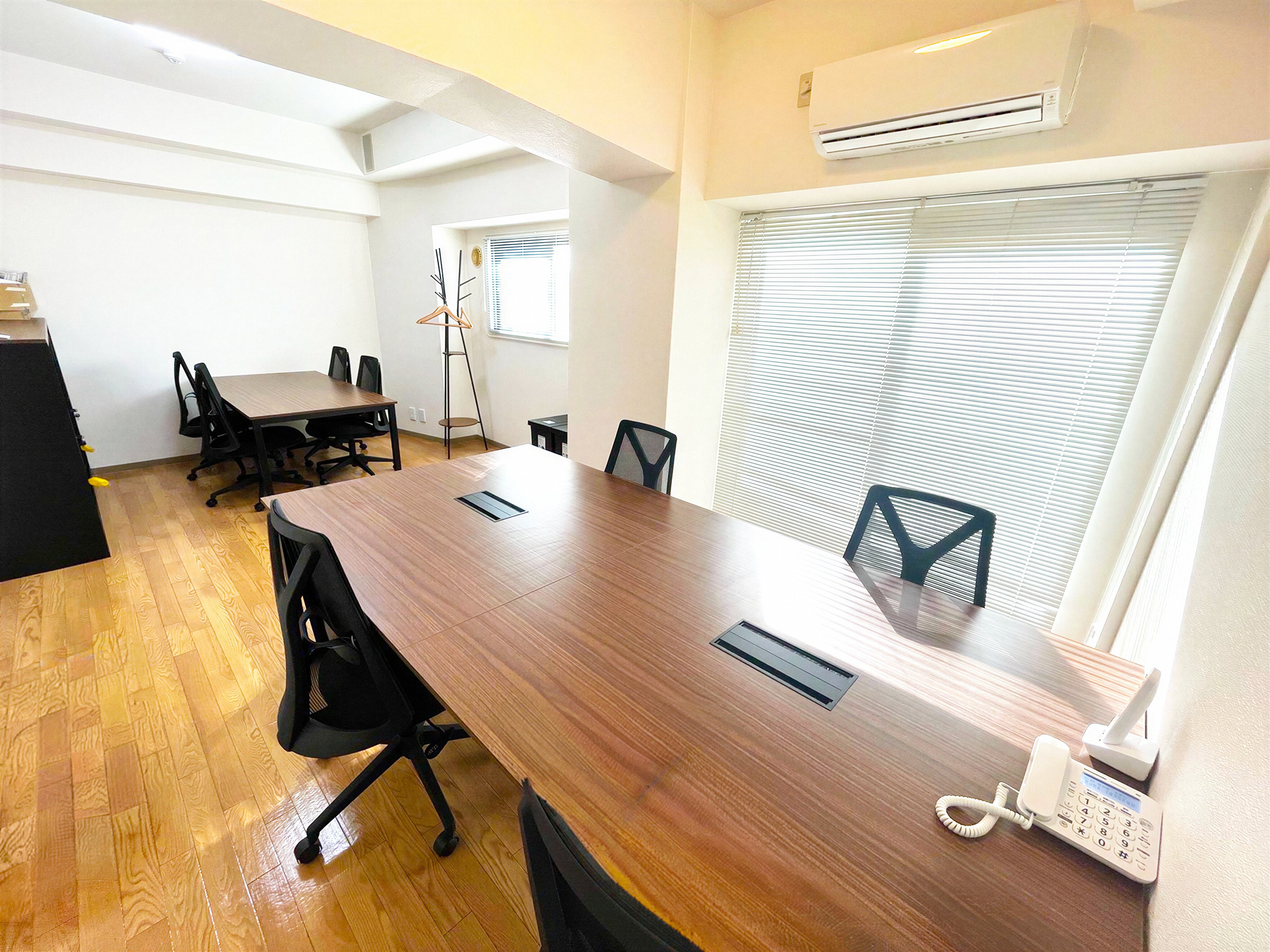 BLISS京都店の個別相談テーブル。窓からの自然光が入る落ち着いた空間