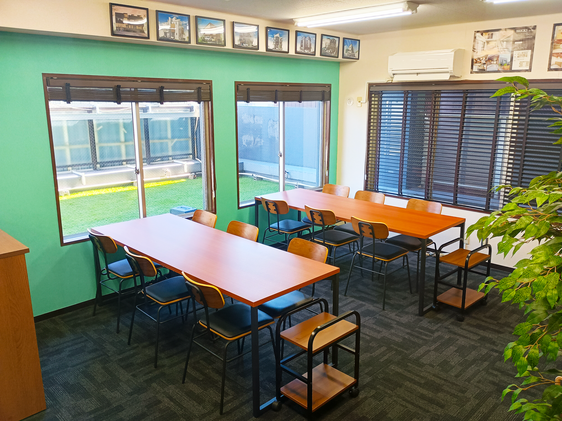 BLISS横浜店の相談スペース。施工事例パネルや住宅資料を備えた落ち着きのある店内