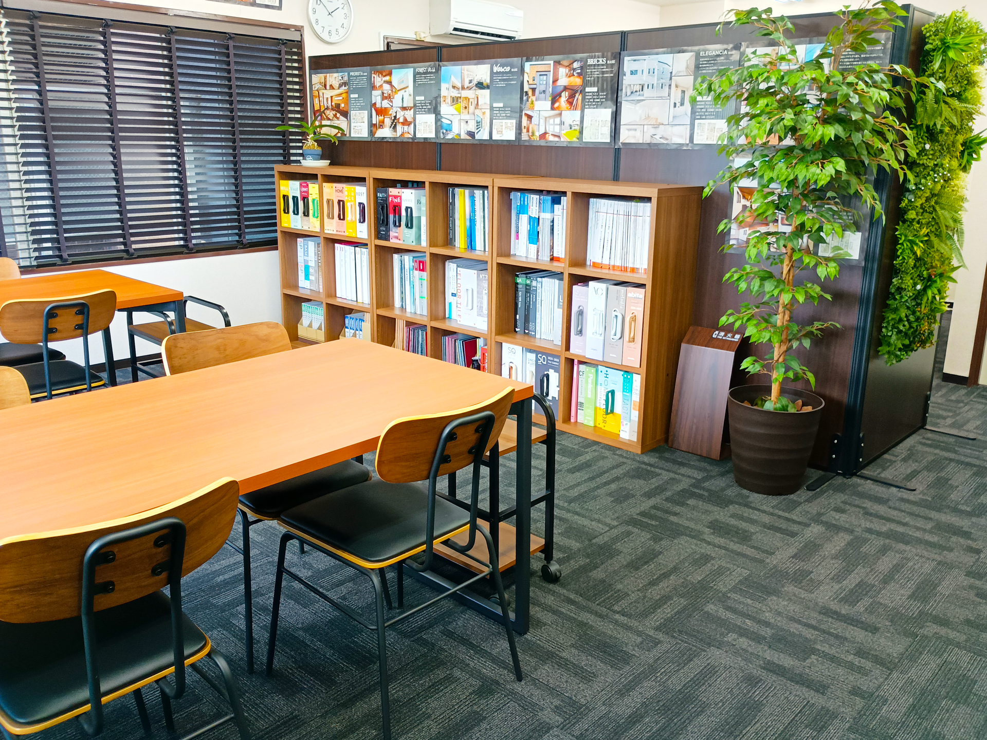 BLISS横浜店の相談スペース。施工事例の写真が並ぶ明るい店内