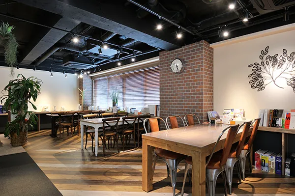 BLISS本店の打ち合わせスペース。ブリックタイルの柱と配管現しの天井が並ぶ店内