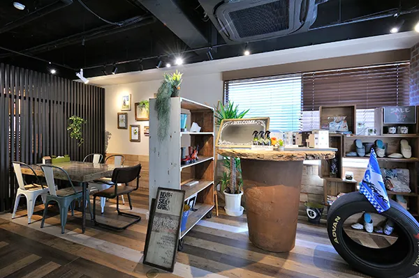 BLISS本店の受付カウンターと打ち合わせテーブル