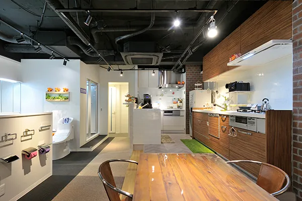 BLISS本店の設備ショールーム。キッチンやトイレの実物を展示