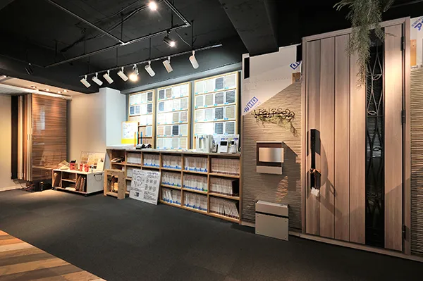 BLISS本店の建材展示スペース。外壁タイルと玄関ドアのサンプル