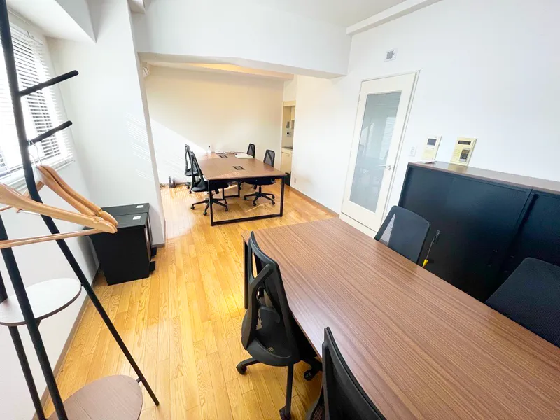 BLISS京都店の打ち合わせスペース。無垢調フローリングと白壁のシンプルな店内