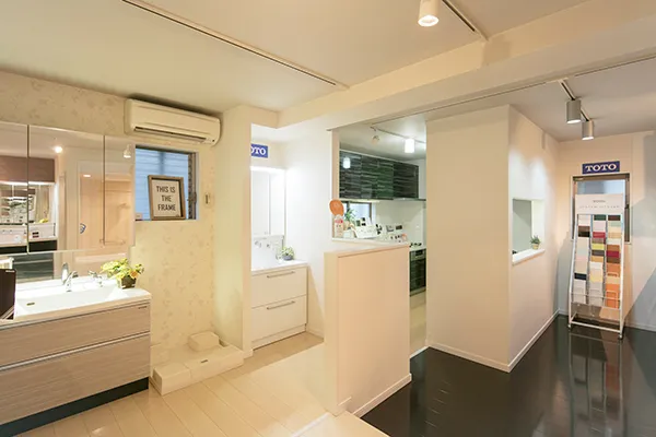 BLISS松戸店の水まわり展示スペース。洗面台とカラーサンプル
