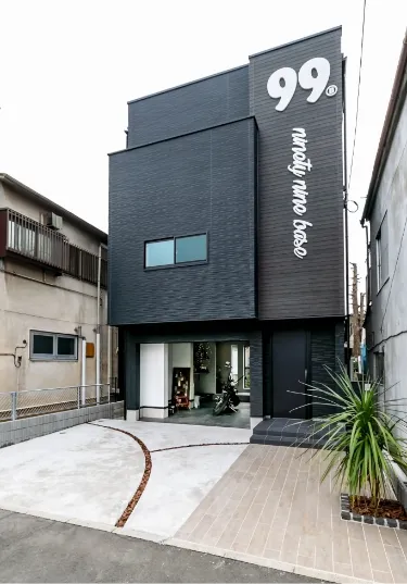 黒を基調としたシックな外観
