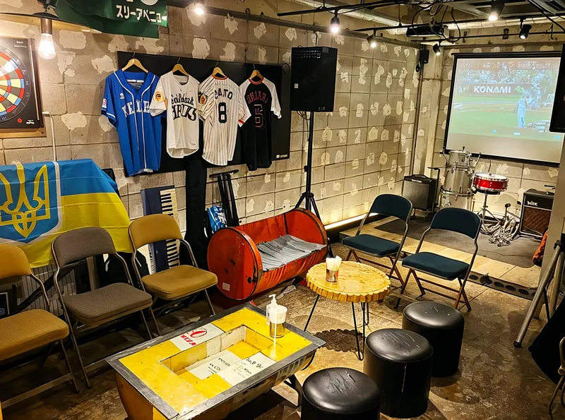 BLISS福利厚生施設スポーツバーBRAVOの店内。プロジェクターやダーツを備えたガレージ風の空間