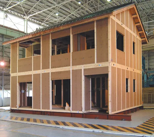 実験施設の加振台に設置された実物大住宅モデル