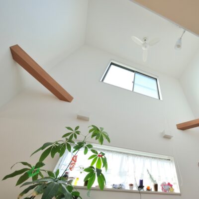 吹き抜けのある明るい狭小住宅