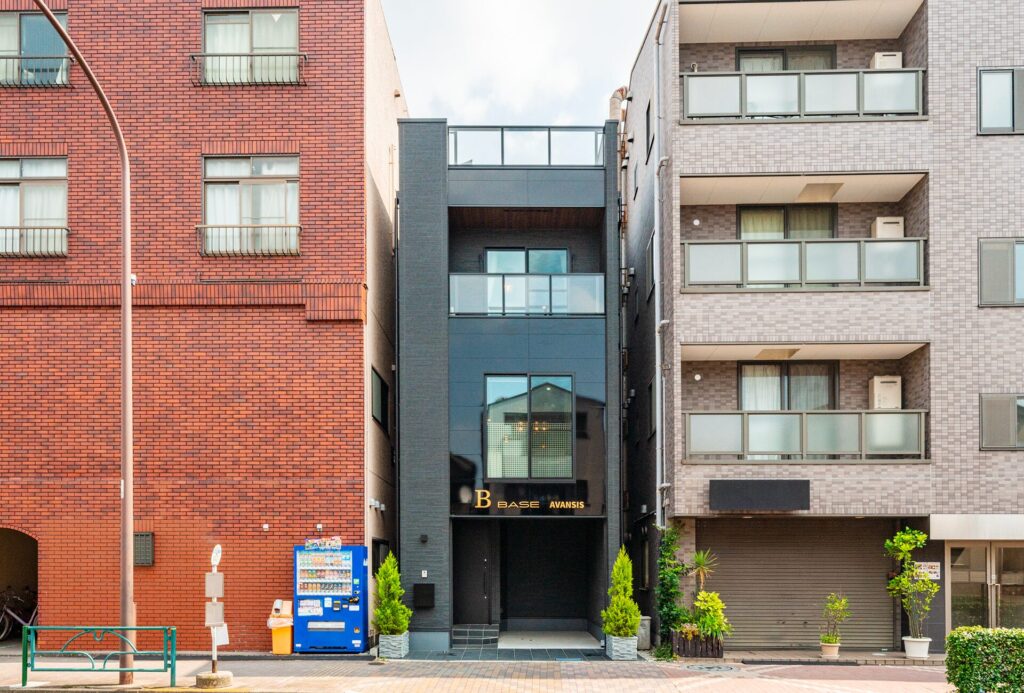 BLISSが手がけた亀有の狭小住宅「B BASE AVANSIS」。3階建てで屋上テラスを備えた外観