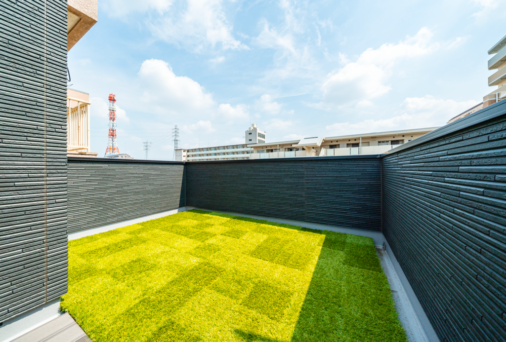 BLISSが手がけた亀有の狭小住宅「B BASE AVANSIS」。鮮やかな人工芝が広がる屋上テラスの奥スペース