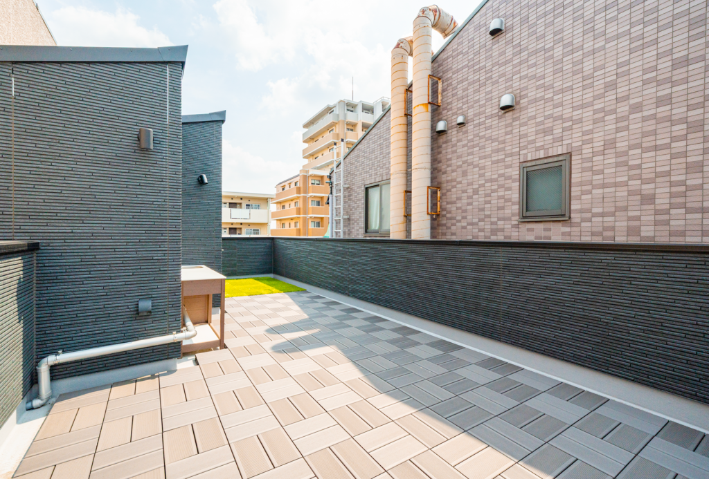 BLISSが手がけた亀有の狭小住宅「B BASE AVANSIS」。人工芝と屋外シンクを備えた屋上テラスの反対側