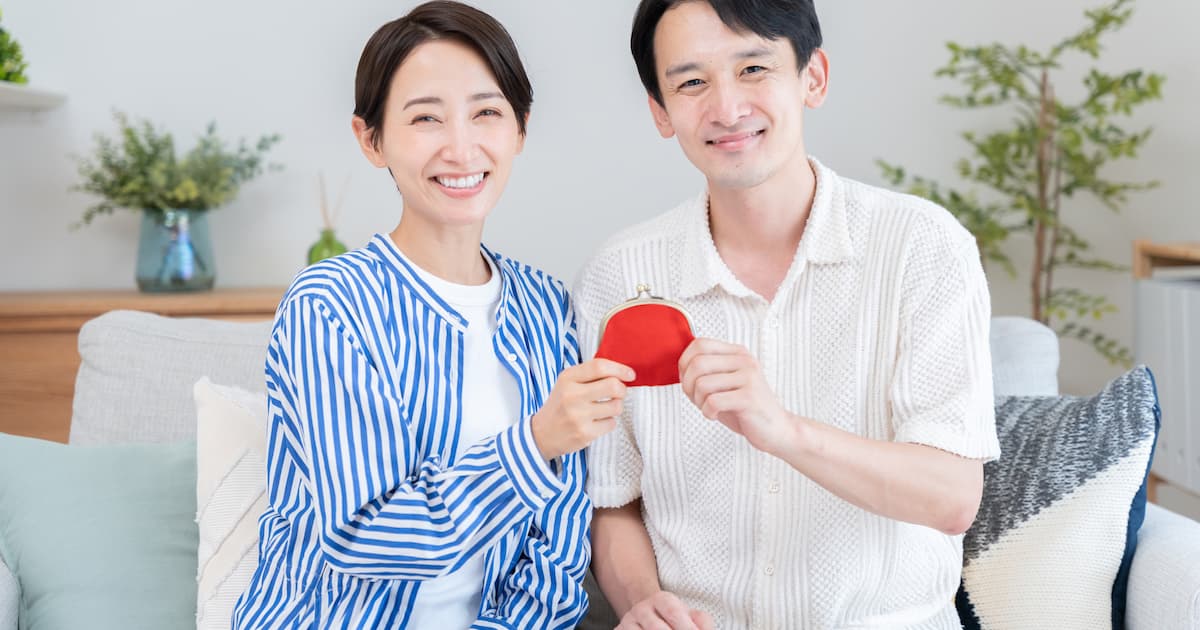 財布を持つ夫婦