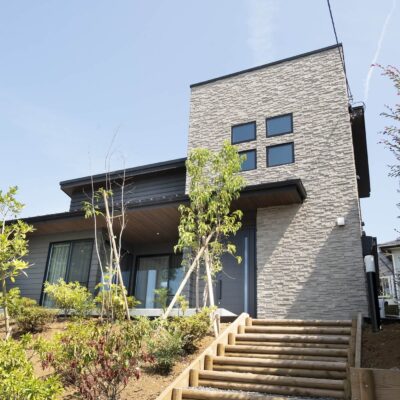 自然の温もりと現代の快適性が融合した、理想の住まい