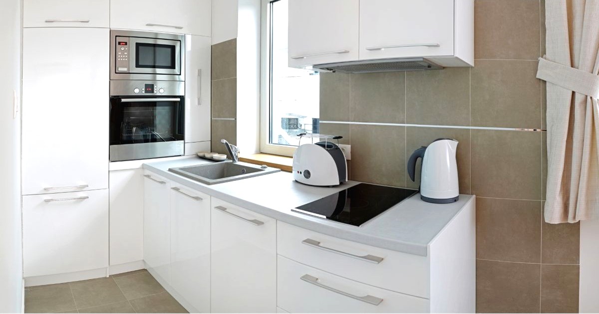 白を基調とした狭めのキッチン