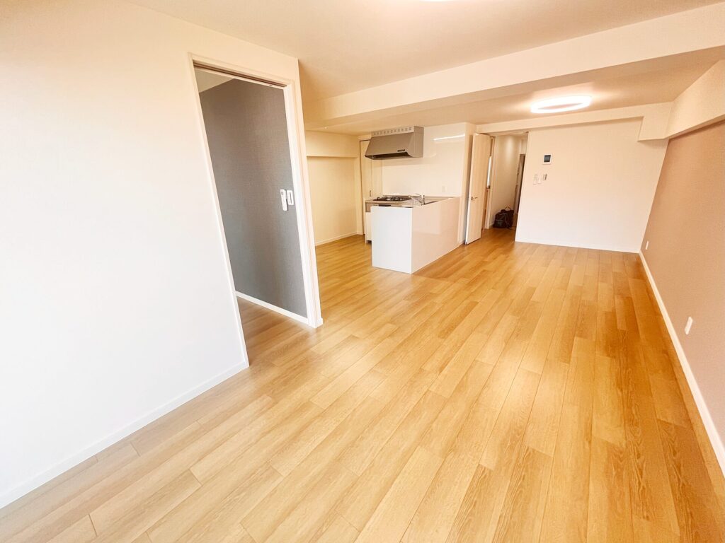 リフォーム後のLDK全景。和室を撤去し広々としたワンフロアに、対面キッチンと引き戸収納を配置