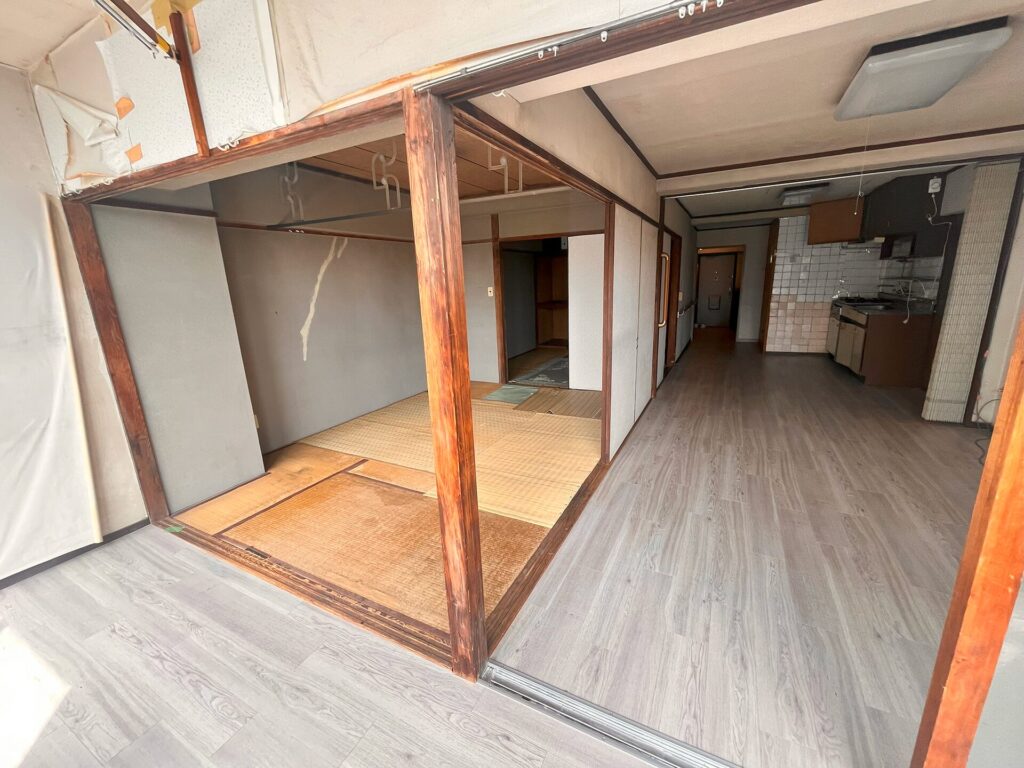 リフォーム前のLDK全景。古い和室と襖、奥にキッチンが見える細長い間取り
