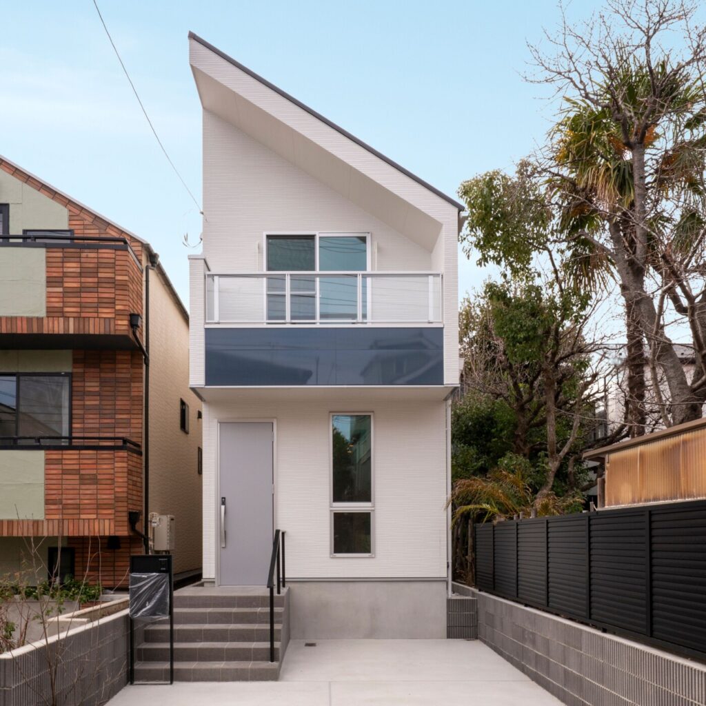 都心の利便と穏やかな暮らしを両立する、コンパクトモダンレジデンス