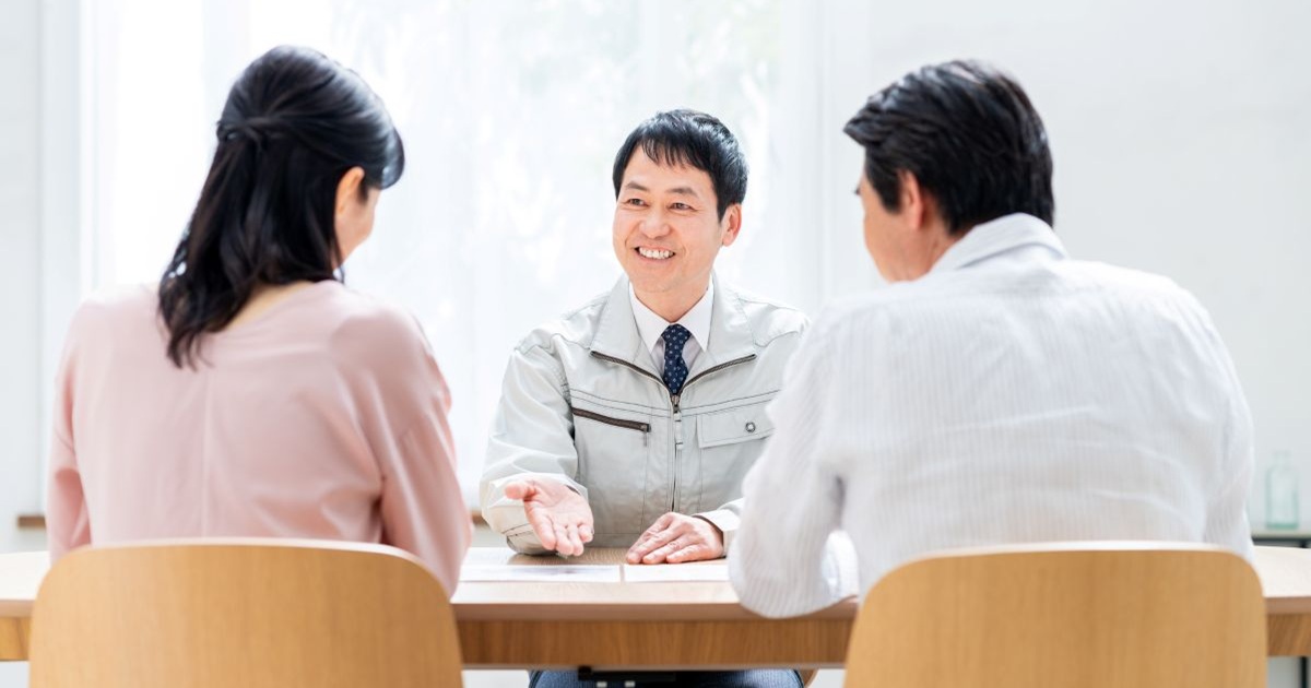 担当者と増築リフォームの打ち合わせをしている男女