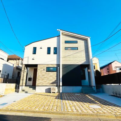 1邸2世帯。約19.88帖LDKと吹き抜けが広がる長屋住宅