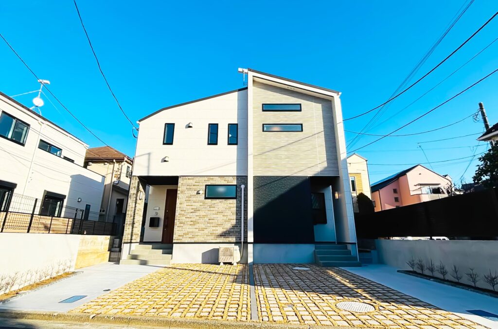 BLISSが手がけた集合住宅（アパート）の外観。レンガ調タイルと片流れ屋根を組み合わせたデザイン