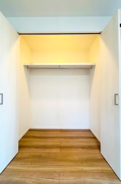 集合住宅（アパート）洋室の収納。ハンガーパイプを備えた大容量のウォークインクローゼット