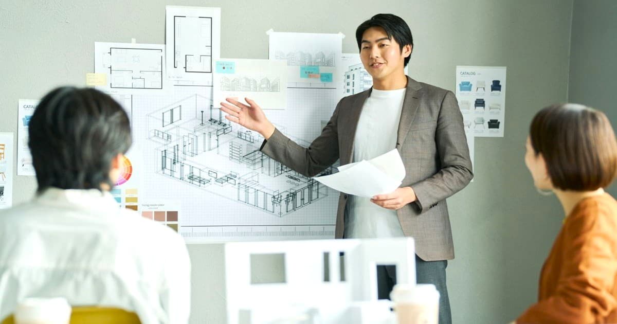 家を建てるために担当者と打ち合わせをする夫婦