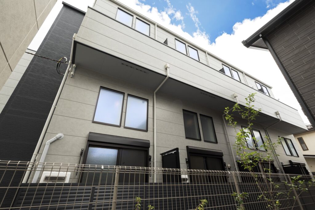 各住戸のバルコニーが並ぶ建物の背面