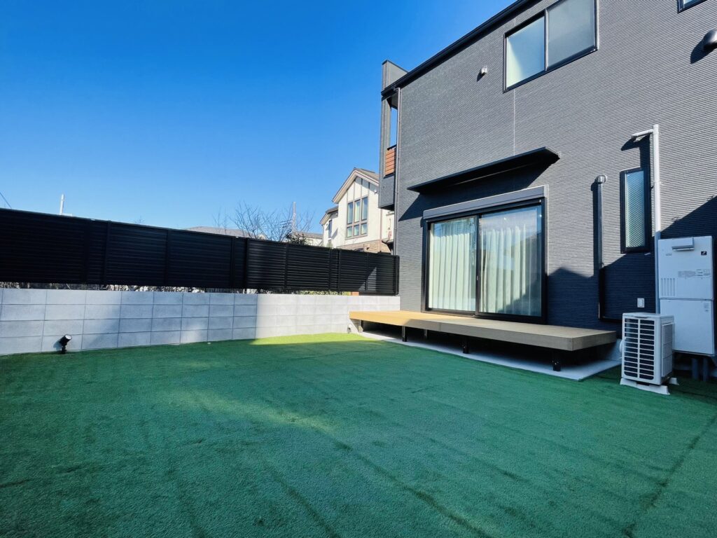 人工芝を敷き詰め、ウッドデッキを設けたオーナー住戸の庭