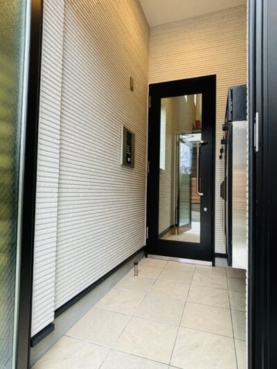 ガラス扉の風除室を設けた賃貸住戸の共用エントランス