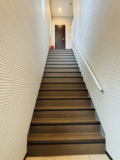 手すりを設けた2階の賃貸住戸へ続く共用階段