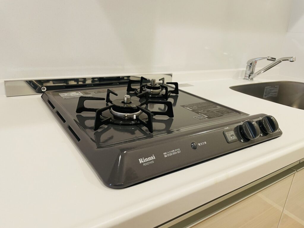 2口ガスコンロとシングルレバー水栓のキッチン